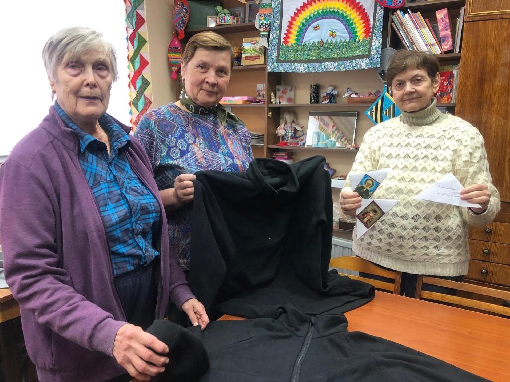 Участницы клуба «Ляпачок» Ломоносовского Дворца культуры участвуют в народном движении «Шьем и вяжем для наших»